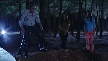 Mesut Akusta, Ilayda Çevik, and Ayça Aysin Turan in Karagül (2013)