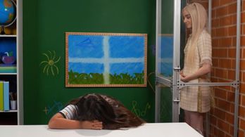 Poppy and Madison in Kids React (2010)