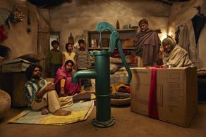 Raghuvir Yadav, Farrukh Jaffar, Shalini Vatsa, and Onkar Das Manikpuri in Peepli Live (2010)