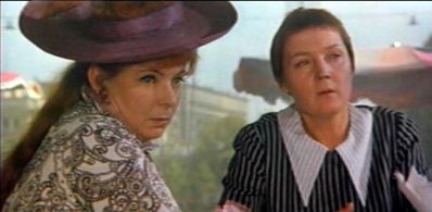 Olga Aroseva and Tamara Chernova in Dva dnya chudes (1970)