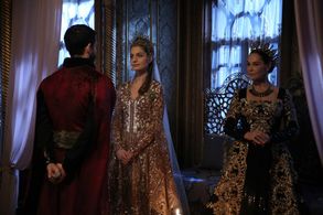 Hülya Avsar, Gülcan Arslan, and Ekin Koç in Muhtesem Yüzyil: Kösem (2015)