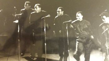 Kelly in Special Blend (center) stepping on Broadway.