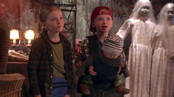 Ella Allan and Mia Allan in Single Parents: Welcome to Hell, Sickos! (2019)