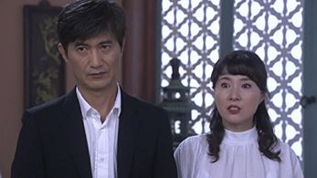 Ahn Nae-sang and Hwang Young-hee in Band of Sisters (2017)