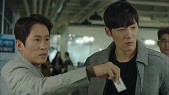 Hie-bong Jo and Choi Jin-Hyuk in Tunnel (2017)