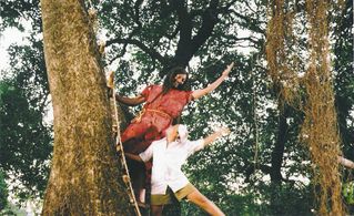 Nana Patekar and Saksham Kulkarni in Pak Pak Pakaak (2005)