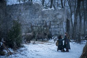 Adria Arjona and Rebeka Rea in Emerald City (2016)