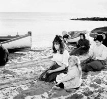 Sara Montiel and Inma de Santis in La mujer perdida (1966)