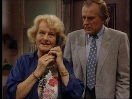 Truus Dekker and Jan van Kasteren in We zijn weer thuis (1989)