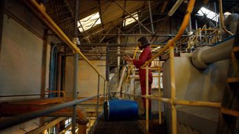 Sonya Cassidy in Humans (2015)