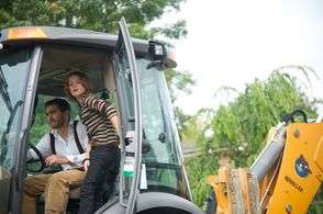 Jake Gyllenhaal and Judah Lewis in Demolition (2015)