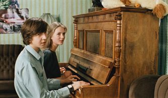 Fyodor Dunayevsky and Anastasiya Nemolyaeva in Courier (1986)