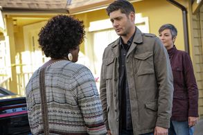 Jensen Ackles, Loretta Devine, and Kim Rhodes in Supernatural (2005)