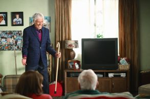 Dick Van Dyke, Patricia Heaton, and Jerry Van Dyke in The Middle (2009)