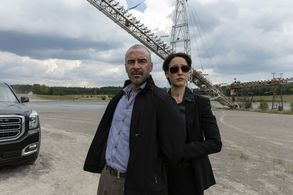 Jennifer Beals and Alan Van Sprang in Taken (2017)