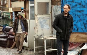 Öner Erkan and Riza Kocaoglu in The Pit (2016)