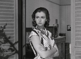 Lorella De Luca in Belle ma povere (1957)