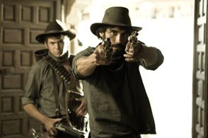 Junio Valverde and Álex García in Tierra de lobos (2010)