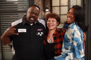 Tichina Arnold, Cedric the Entertainer, and Staci Lynn Fletcher in The Neighborhood (2018)