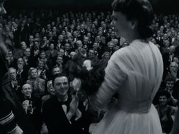 Eric Patrick Cameron and Carey Mulligan in Maestro (2023)