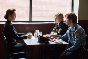 Brie Larson, Josh Caras, and Sarah Snook in The Glass Castle (2017)