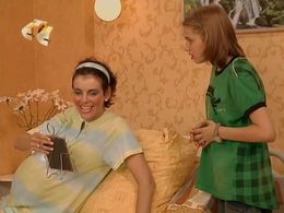 Mariya Syomkina and Darya Melnikova in Papiny dochki (2007)