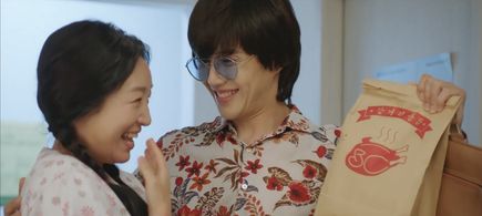 Nam Gi-ae and Kim Seon-Ho in Catch the Ghost (2019)