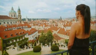 Lenka Vlasáková in How to Shake Off a Bride (2016)