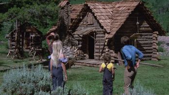 Susan Damante, Hollye Holmes, Ham Larsen, and Robert Logan in The Adventures of the Wilderness Family (1975)