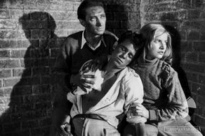 Teresa Izewska, Tadeusz Janczar, and Vladek Sheybal in Kanal (1957)