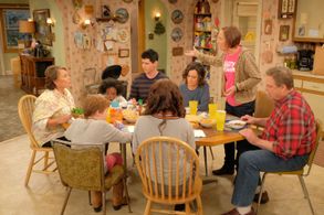 John Goodman, Roseanne Barr, Sara Gilbert, Michael Fishman, Laurie Metcalf, Emma Kenney, Jayden Rey, and Ames McNamara i