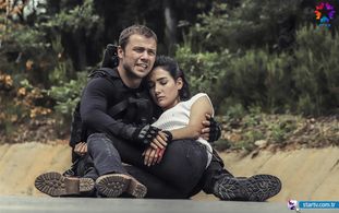 Tolga Saritas and Aybüke Pusat in Söz (2017)