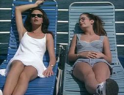 Katerina Moutsatsou and Zeta Makrypoulia in Horismenoi me paidia (1995)