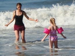 Nicole Gabriella Scipione & Darcy Rose Byrnes in Shark Swarm, directed by James A. Contner. Starring Daryl Hannah, John 