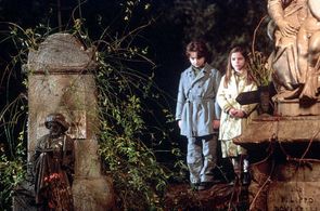 Two children (Mirko Casaburo, Giulia Lombardi) prepare to unleash some horrific powers.