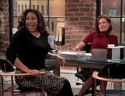 Geena Davis and Kim Coles in The Geena Davis Show (2000)