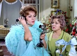 Isabel Garcés and Sara Montiel in Mi último tango (1960)