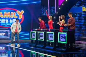 Dingdong Dantes, Vivi Negrini, Daiana Menezes, Daniel Matsunaga, and Fabio Ide in Family Feud Philippines (2022)