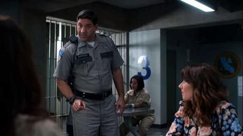 Linda Cardellini and Forte Rodriguez in It's Not You, It's Me (2020)