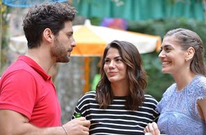 Demet Özdemir, Öznur Serçeler, and Ali Yagci in Erkenci Kus (2018)