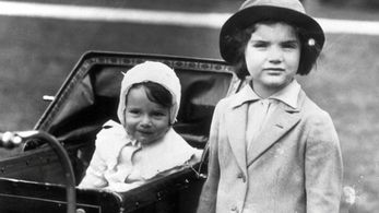 Jacqueline Kennedy and Lee Radziwill in A Tale of Two Sisters (2015)