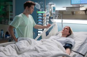 Katrin Hansmeier and Jascha Rust in In aller Freundschaft: Aus der Bahn geworfen (2022)