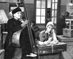 Isabel Garcés and Sara Montiel in Mi último tango (1960)