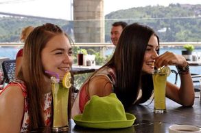 Miray Akay and Hande Erçel in Günesin Kizlari (2015)