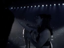 Lynn Favin sings in a 90s flashback on the series premiere of 