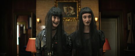 Cara Horgan and Daisy Badger in The Sandman (2022)