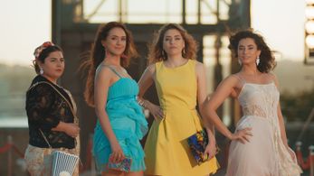 Bâlâ Atabek, Hande Dogandemir, Dilsad Simsek, and Öznur Serçeler in Her Sey Asktan (2016)