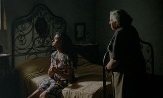 Maria Grazia Cucinotta and Linda Moretti in The Postman (1994)