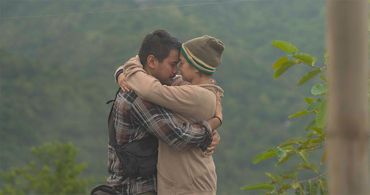 Meryll Soriano and Joem Bascon in Angkas (2022)