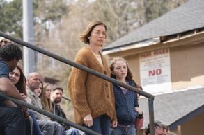 Julianne Nicholson, Summer Fontana, and Scarlett Blum in The Outsider (2020)